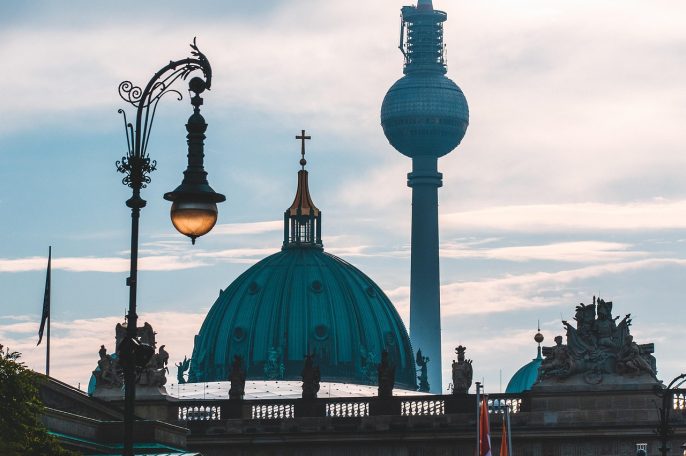 St. Hedwigs-Kathedrale mit Fernsehturm auf dem Berliner Stadtbild.